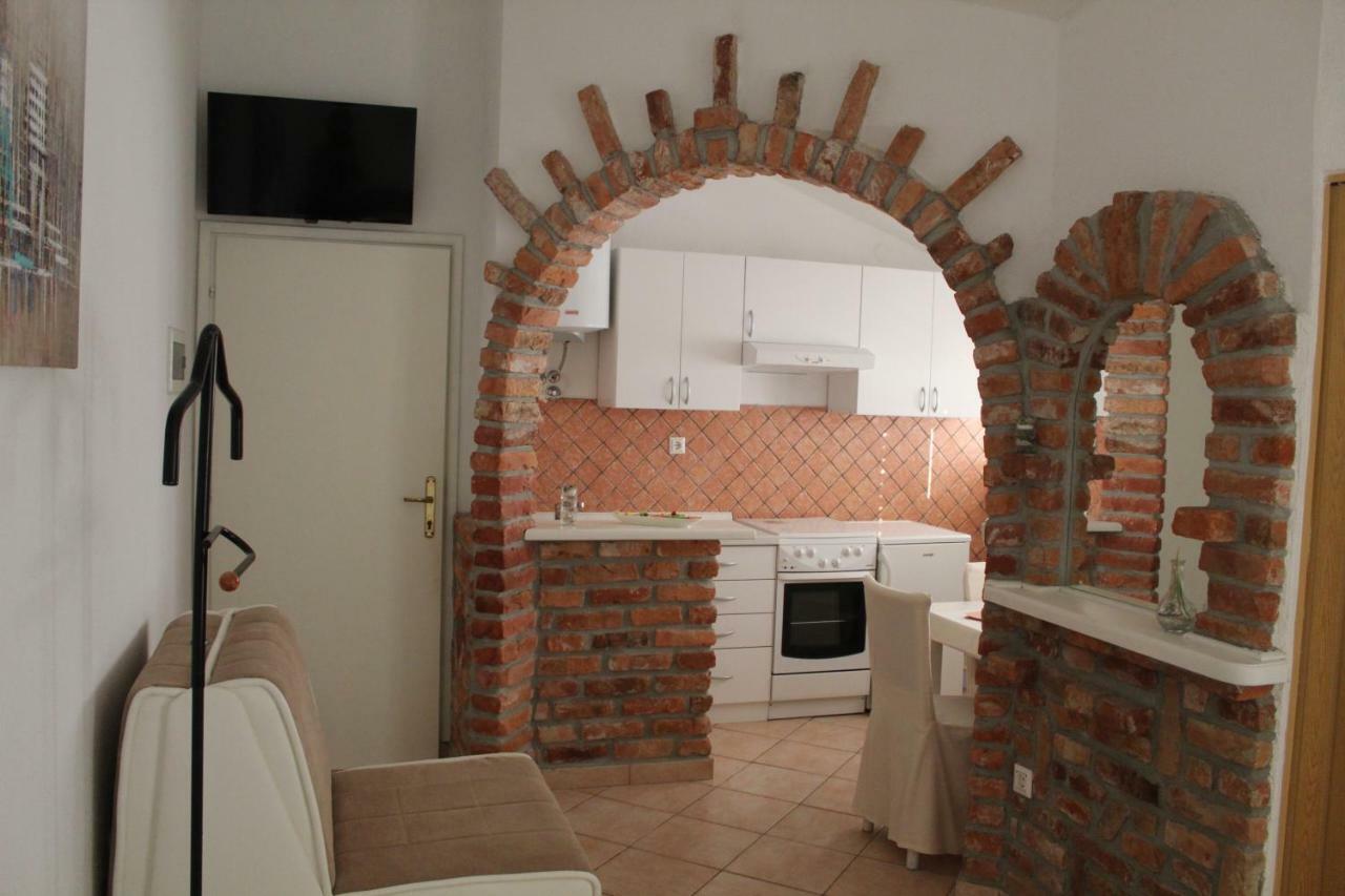 Apartment Pirovic トゥラニ エクステリア 写真